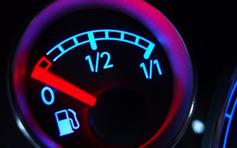 Để tiết kiệm nhiên liệu, lái xe không nên để xe hết xăng hoàn toàn rồi mới đổ