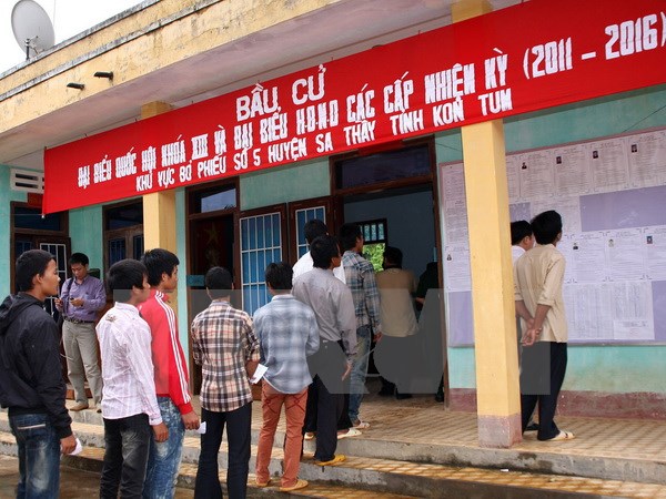 Cử tri ở xã biên giới Mô Rai, huyện Sa Thầy bỏ phiếu Bầu cử Quốc hội khóa XIII. Ảnh: Trần Lê Lâm/TTXVN