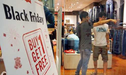  Nhiều doanh nghiệp bắt đầu chương trình siêu giảm giá, khuyến mại cho ngày Black Friday  từ nửa đêm 26/11. Ảnh: N.M