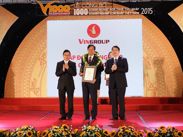 Phó chủ tịch VinGroup Lê Khắc Hiệp nhận giải từ Ban tổ chức