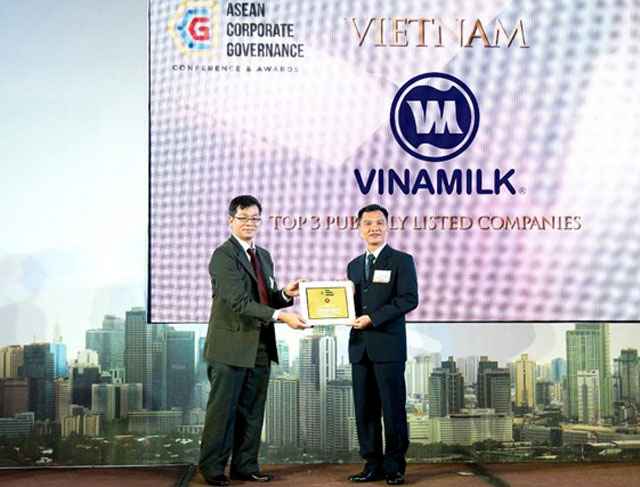 Đại diện Vinamilk nhận giải thưởng từ Ban tổ chức