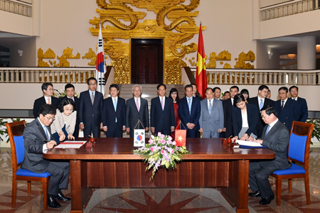 Hiệp định Thương mại tự do Việt Nam - Hàn Quốc (VKFTA) chính thức được ký kết vào ngày 5/5/2015 tại Hà Nội