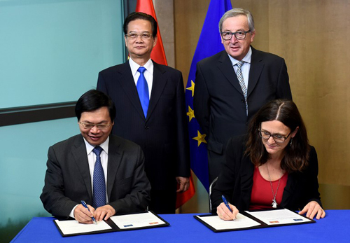 Bộ trưởng Công Thương - Vũ Huy Hoàng và Cao ủy Thương mại EU - Cecilia Malmstrom ký hiệp định với sự chứng kiến của Thủ tướng Nguyễn Tấn Dũng và Chủ tịch EC Jean-Claude Juncker. Ảnh: AFP