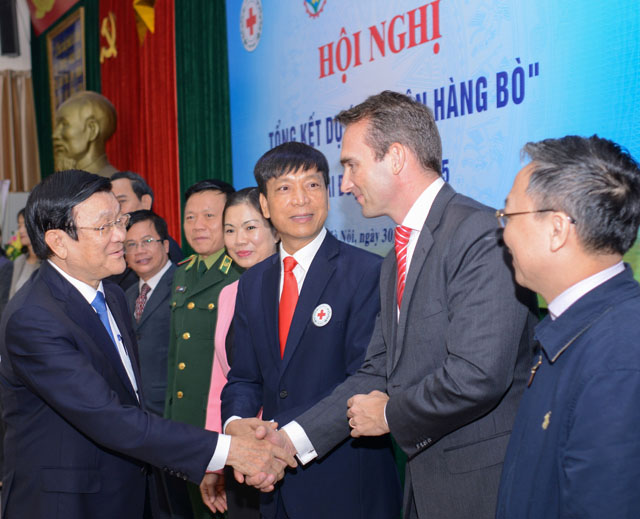 Chủ tịch nước Trương Tấn Sang chúc mừng các tổ chức và cá nhân tại Hội nghị tổng kết 5 năm Dự án “ngân hàng bò” giai đoạn 2010 - 2015