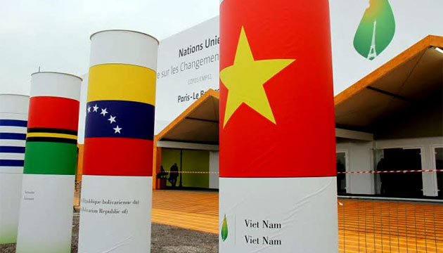 Cờ của Việt Nam được in trên cột dựng trước Trung tâm Hội nghị cùng các nước khác. Ảnh: nhandan.com.vn