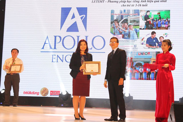 Đại diện Apollo English nhận giải thưởng “Top 100 sản phẩm và dịch vụ được Tin & Dùng năm 2015” 