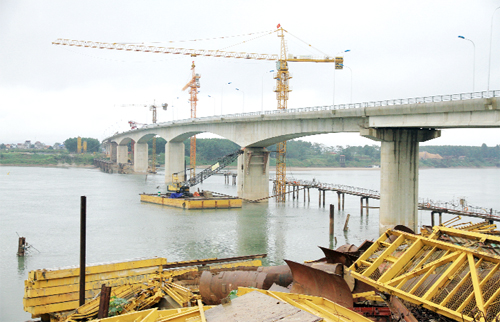 Cầu Đồng Quang (nhìn từ phía bờ Hà Nội) trong những ngày sắp hoàn thành. Nguồn ảnh: Báo Phú Thọ