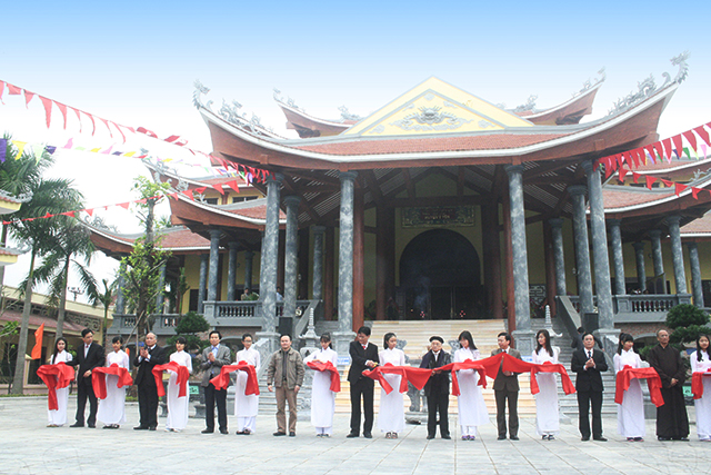 Lễ cắt băng khánh thành công trình Đền thờ liệt sĩ huyện Ý Yên, tỉnh Nam Định