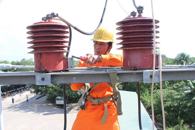 Công nhân điện lực Vĩnh Long đang kiểm tra hệ thống lưới điện. Ảnh: Tú Uyênthanhnien.vn