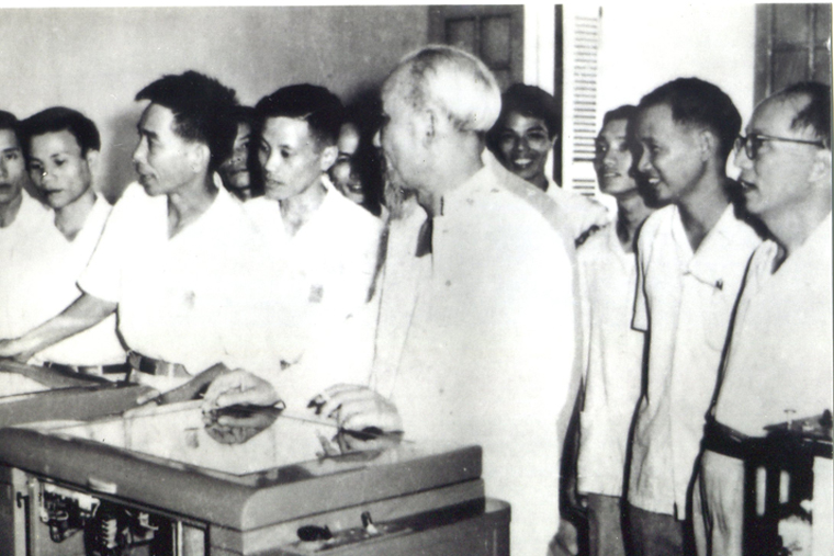 Chủ tịch Hồ Chí Minh thăm và nghe giới thiệu máy khuếch thanh của CP16 - Cục Bưu điện Trung ương, phục vụ Đại hội Đảng toàn quốc lần thứ 3 năm 1960