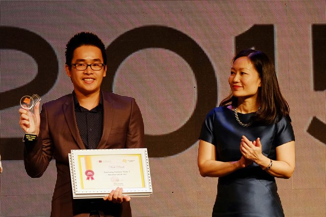 Đại diện Samsung nhận giải từ BTC