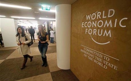 Hai người phị nữ di chuyển phía trong Trung tâm Hội nghị tại Davos, Thụy Sĩ. Ảnh: AP