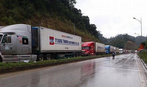  Khoảng 300 xe chở nông sản đang nằm chờ tới lượt làm thủ tục thông quan tại cửa khẩu Tân Thanh. Ảnh. Hồng Vân
