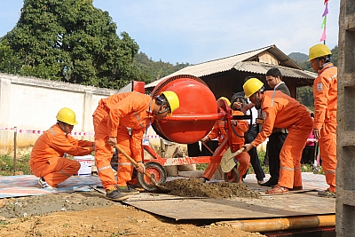  Công nhân Công ty Điện lực Sơn La đổ bê tông khởi công Dự án. Ảnh: VGP/Gia Hân