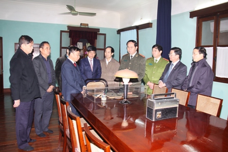 Bộ trưởng Trần Đại Quang và các đồng chí cùng đi nghe giới thiệu các di vật lịch sử liên quan đến cuộc đời và sự nghiệp cách mạng của Chủ tịch Hồ Chí Minh vĩ đại. Ảnh: Công Gôn 