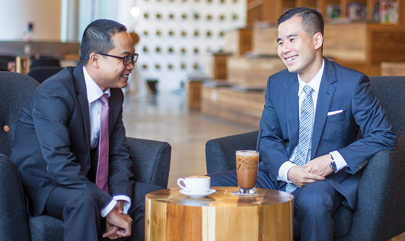 Ông Lý Nhơn, Phó tổng giám đốc tài chính (bên phải) và ông Lê Thành Nam, chuyên gia định phí được chỉ định của Công ty Bảo hiểm AIA Việt Nam là hai trong số ít các chuyên gia định phí trên thị trường bảo hiểm nhân thọ Việt Nam