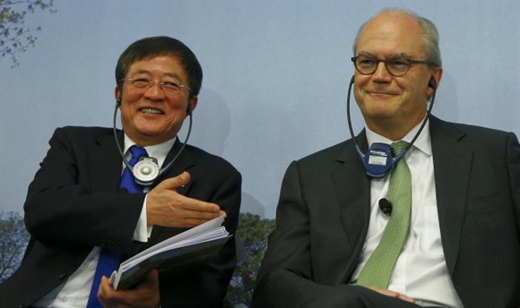 Chủ tịch ChemChina Ren Jianxin (trái) và Chủ tịch Syngenta Michel Demare