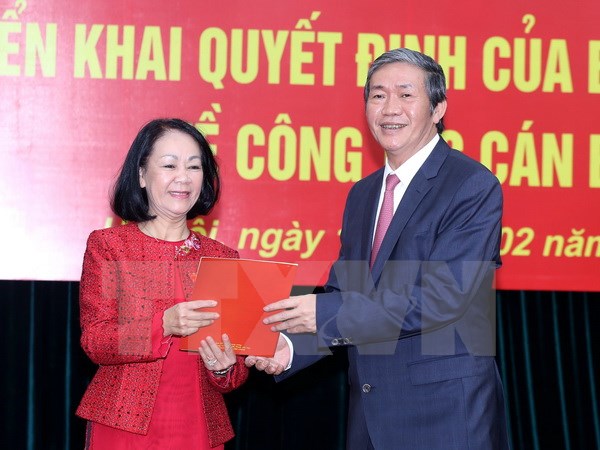 Thường trực Ban Bí thư Đinh Thế Huynh trao Quyết định của Bộ Chính trị cho bà Trương Thị Mai. Ảnh: An Đăng/TTXVN