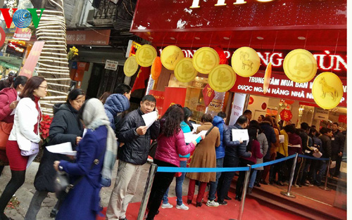 Dòng người xếp hàng dài trước cửa hàng vàng bạc trên phố Trần Nhân Tông (Hà Nội) để mua vàng cầu may nhân ngày Vía Thần Tài