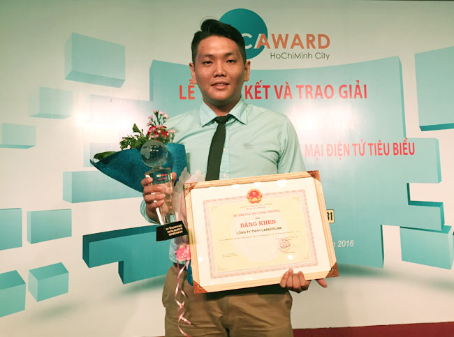 Ông Trương Nhật Tân, Đại diện CareerLink.vn lên tại lễ trao giải Top 10 doanh nghiệp TMĐT tiêu biểu 2015