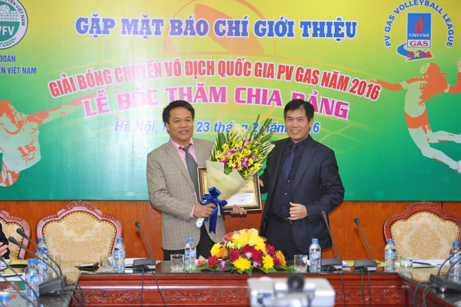 Ban tổ chức trao quà cho Nhà tài trợ - Tổng Công ty Khí Việt Nam (PV GAS) đồng 