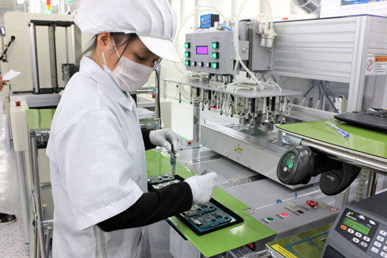  Sản xuất vỏ điện thoại thông minh tại Công ty TNHH Samsung Electronics Việt Nam - Thái Nguyên. Nguồn ảnh: baothainguyen.org.vn