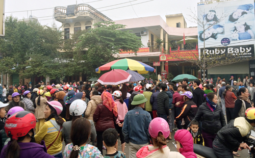 Người dân tập trung trước trụ sở công an phường Trường Sơn, thị xã Sầm Sơn, Thanh Hóa