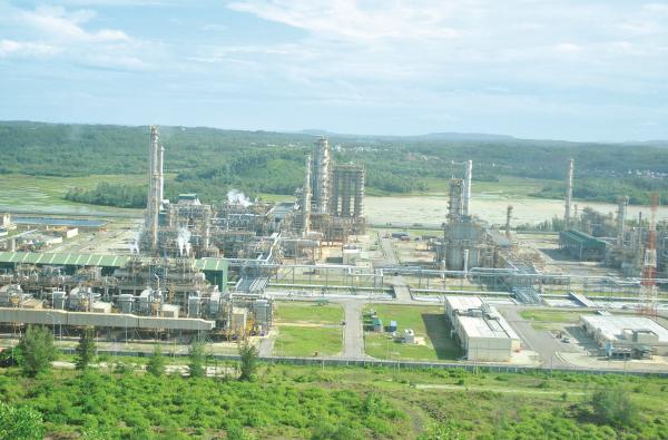  Nhà máy lọc dầu Dung Quất có vốn đầu tư 3 tỷ USD, dự kiến tăng lên gần 5 tỷ USD. Ảnh: Lương Bằng. 