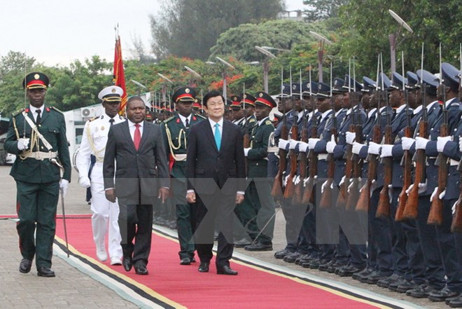 Tổng thống Cộng hoà Mozambique, ngài Filipe Jacinto Nyusi và Chủ tịch nước Trương Tấn Sang duyệt đội Danh dự Quân đội Mozambique. Ảnh: Nguyễn Khang/ TTXVN