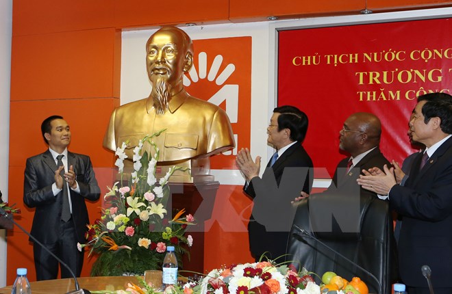 Chủ tịch nước Trương Tấn Sang tặng bức Tượng Bác Hồ cho Công ty Movitel. Ảnh: Nguyễn Khang/TTXVN