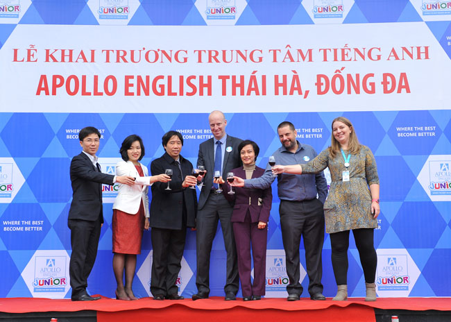 Nâng ly chúc mừng khai trương Apollo English 165 Thái Hà