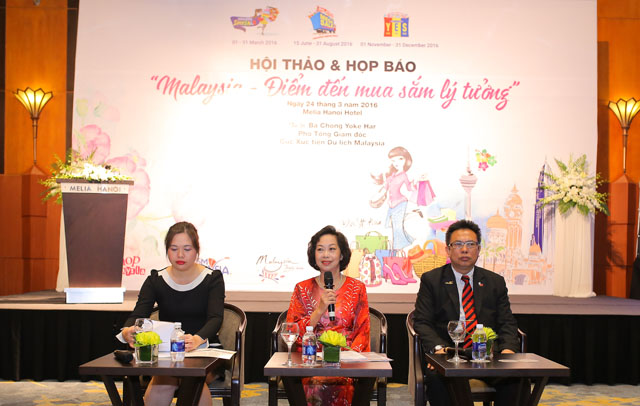 Bà Chong Yoke Har, Phó Tổng Giám đốc Cục xúc tiến Du lịch Malaysia trả lời các câu hỏi tại buổi hội thảo