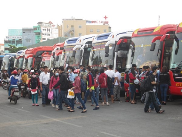 Hành khách chờ lên xe tại bến xe Miền Đông, Q.Bình Thạnh, TPHCM