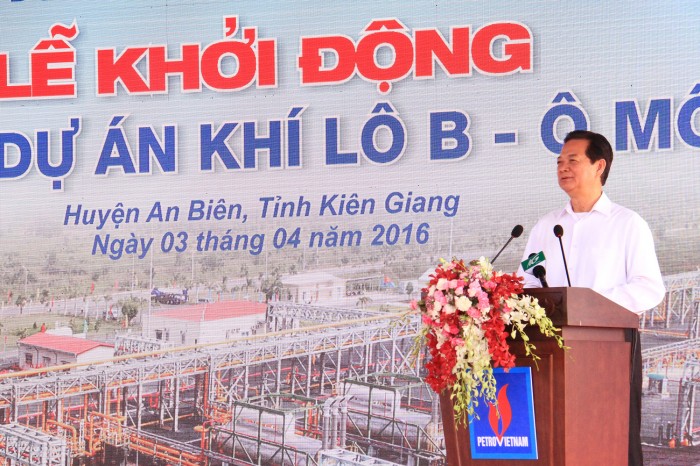 Thủ tướng Nguyễn Tấn Dũng biểu dương, đánh giá cao Tập đoàn Dầu khí Quốc gia Việt Nam đã nỗ lực quyết liệt trong việc thực hiện chuỗi Dự án Khí Lô B-Ô Môn. Ảnh: Báo Năng lượng Mới