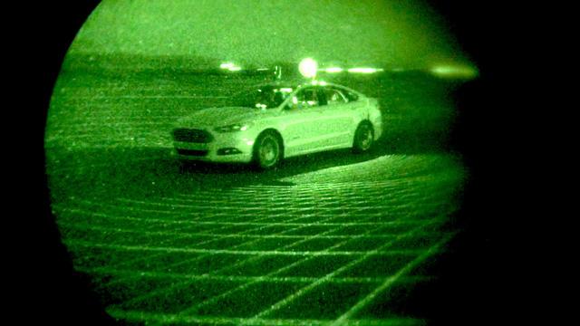   Trong bóng đêm, Ford Fusion Hybrid phát ra 2,8 triệu tia laser mỗi giây để định vị đường đi