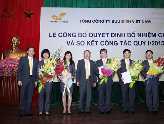 Phó Tổng giám đốc VietnamPost, tân Chủ tịch Hội đồng quản trị PTI Nguyễn Minh Đức (thứ hai từ phải sang) tại lễ công bố quyết định bổ nhiệm cán bộ và sơ kết công tác quý I/2015