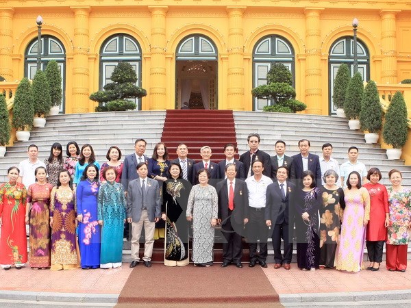  Phó Chủ tịch nước Đặng Thị Ngọc Thịnh chụp ảnh chung với các đại biểu. Ảnh: Phạm Kiên/TTXVN
