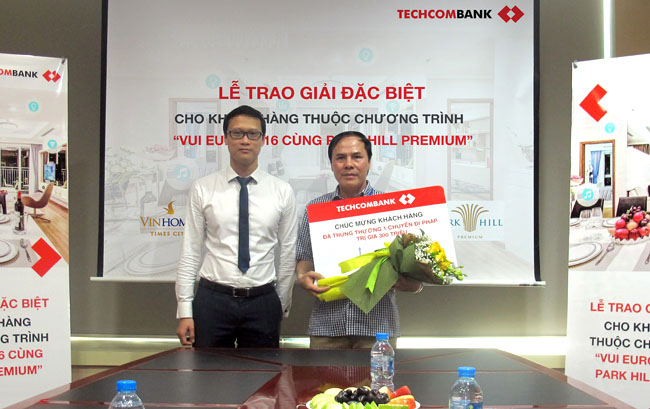 Ông Nguyễn Đức Hùng nhận giải từ Techcombank