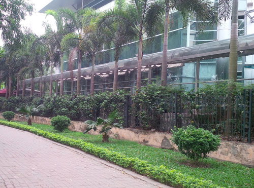Toàn bộ diện tích của nhà hàng Lộc Việt phía giáp hồ Thành Công được dựng rào chắn kiên cố