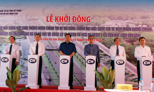  Bí thư Thành ủy TP HCM Đinh La Thăng cùng lãnh đạo TP HCM bấm nút khởi công Dự án. Ảnh: H.C