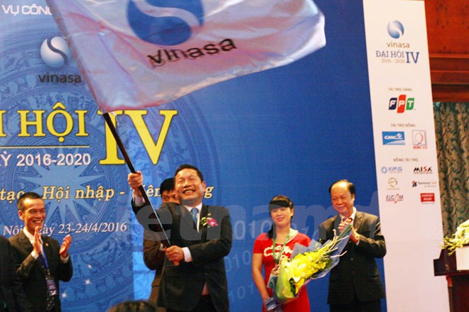 Ông Trương Gia Bình (cầm cờ) tiếp tục chịu trách nhiệm chèo lái VINASA trong giai đoạn tới. Ảnh: Trung Hiền/Vietnam+