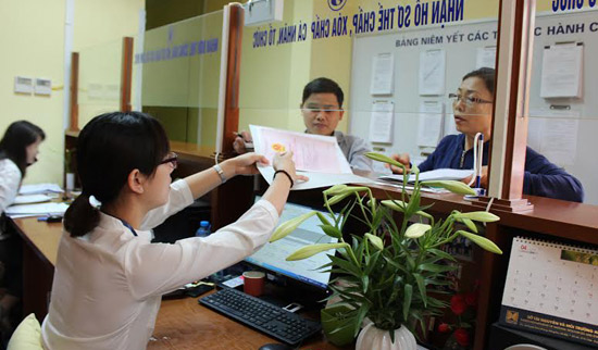 Cán bộ Văn phòng Đăng ký đất đai Hà Nội tiếp nhận thủ tục tại bộ phận một cửa