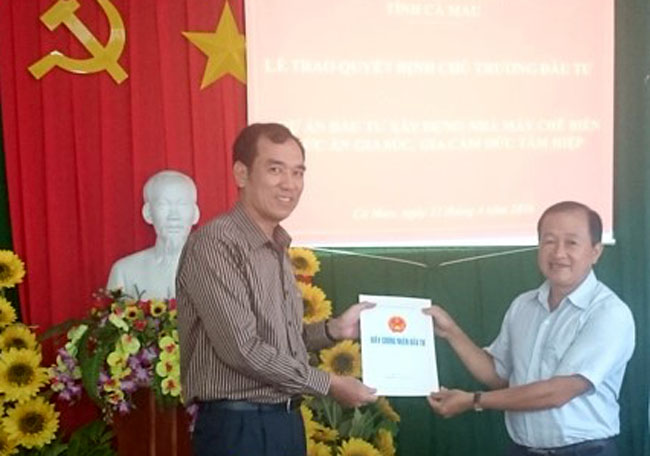 Trưởng Ban quản lý Khu kinh tế Cà Mau Nguyễn Minh Ái (bên phải) trao Giấy chứng nhận cho nhà đầu tư