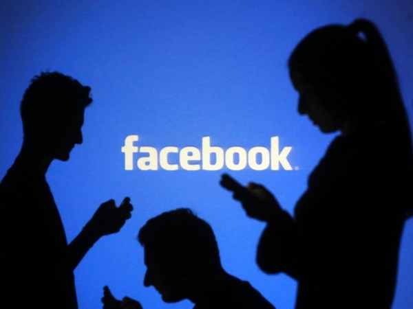 Quảng cáo trực tuyến, đặc biệt là trên nền tảng thiết bị di động,mang lại nguồn thu lớn cho Facebook. Ảnh: qz.com