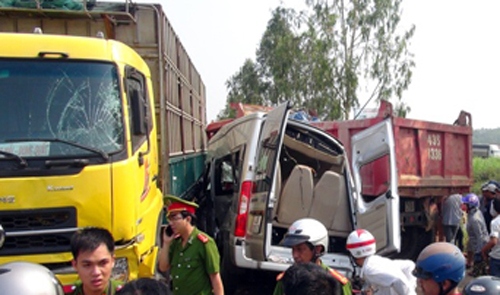  Vụ tai nạn nghiêm trọng nhất trong kỳ nghỉ lễ tại Quảng Ngãi vào sáng 3/5 khiến 4 người tử vong và nhiều người khác bị thượng. Ảnh: Hồng Trang