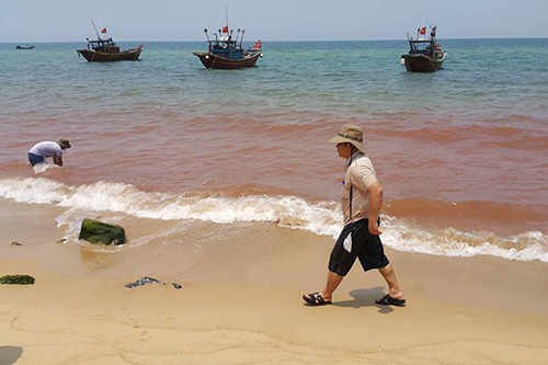  Vệt nước màu đỏ kéo dài 1,5 km sát bờ biển Quảng Bình ngày 4/5. Ảnh: QH.