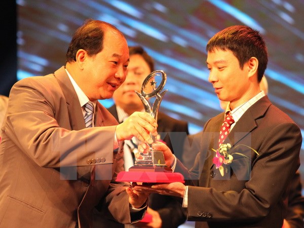  Đại diện doanh nghiệp (phải) nhận Giải Bạc Chất lượng Quốc gia 2014. Ảnh: Anh Tuấn/TTXVN