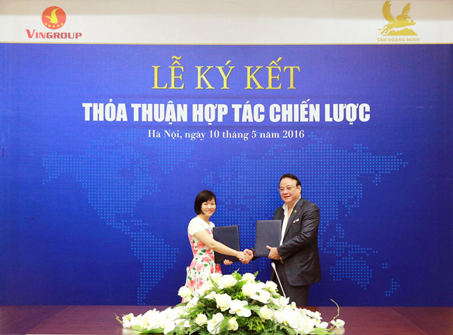 Bà Dương Mai Hoa, Tổng Giám đốc Tập đoàn Vingroup bắt tay trao đổi Thỏa thuận hợp tác chiến lược toàn diện với ông Đỗ Anh Dũng, Chủ tịch tập đoàn Tân Hoàng Minh