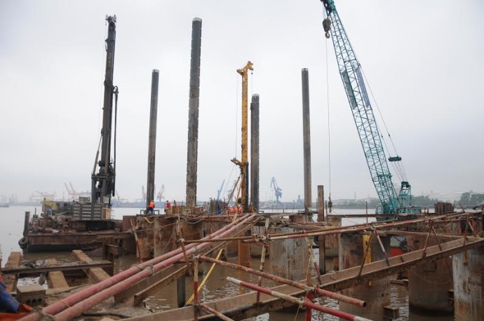 Các nhà thầu đang đẩy nhanh tiến độ thi công Dự án xây dựng cầu Bạch Đằng 