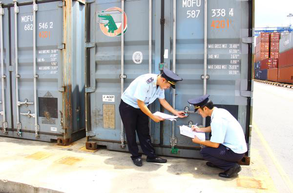  Cán bộ công chức Cục Hải quan Bà Rịa - Vũng Tàu kiểm tra hàng hóa xuất nhập khẩu tại Cảng Cái Mép- Thị Vải. Ảnh: Nguyễn Huế. 